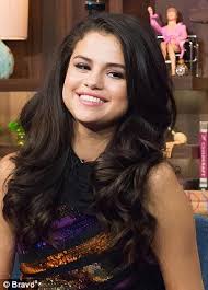 Selena gomez é uma mulher determinada e forte, empresária bem sucedida no mundo da moda, uma solteira cobiçada que leva os homens à loucura nem sempre foi assim. Selena Gomez Reveals Crush On Captain America Star Chris Evans Daily Mail Online
