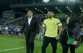 كان أبو لهب وزوجته يسكنان في بيت مجاور للنبي محمد، وقد ناصباه هو وزوجته، ولم يراعيا حقًّا للقرابة والجوار، حيث لم يكتفِ بتخاذله عن نُصْرَةِ ابن أخيه وحمايته، بل عاداه وحاربه واجتهد في صَدِّ. Ø²ÙˆØ¬Ø© Ù…Ø¤Ù…Ù† Ø²ÙƒØ±ÙŠØ§ ØªÙˆØ¬Ù‡ Ø§Ù„Ø´ÙƒØ± Ù„Ù„Ø®Ø·ÙŠØ¨ ÙˆØ¬Ù…Ù‡ÙˆØ± Ø§Ù„Ø£Ù‡Ù„Ù‰
