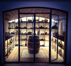 Cave A Vin Metal Bois Au Style Industriel Ouverte Par Une Verriere Un Endroit Design Qui Donne Envie D I Cave A Vin Cave A Vin Moderne Amenagement Cave A Vin