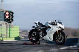 We provide a great number of authentic products from many top sport brands. Ducati Supersport 950 S Test Moto Ch Einzeltests
