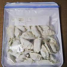 餃子を大量に作って冷凍 白い金属バットにキッチンペーパーと薄く小麦粉を散らし そこにひたすら餃子を作っていく 冷凍庫で急速冷凍し 表面に水気がなくなったらジップロックに移す 食べるときは冷凍のままフライパンで焼けます 気持ち 加熱時間は長めに