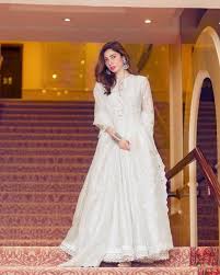 Mahira khan is often seen wearing dresses designed by her best friend but she also makes it clear that she wears what feeha designs because she likes these dresses a lot not because of their. Mahira Khan Spotted In Sania Maskatiya In 2020 Mahira Khan Dresses Pakistani White Dress Asian Wedding Dress Pakistani