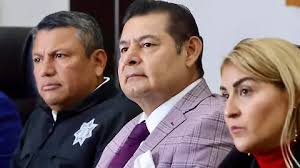 Abraham Espino "solapa" errores; piden que renuncie director del hospital  de V. Carranza