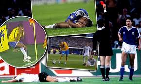 Which is worse a diver or a flopper? 10 Worst Dives In Football Oscar S Acrobatics Brought Game S Theatrical Dark Arts Back To Centre Stage Daily Mail Online