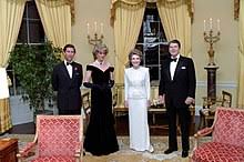 Forlovelsesringen blev brugt igen i 2010, da dianas ældste søn prins william, hertug af cambridge blev forlovet med kate middleton. Charles Prince Of Wales Wikipedia