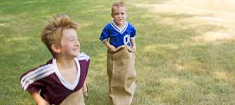 Nuestros juegos de exterior para niños son resistentes y de alta calidad para los patios de las escuelas infantiles, los patios de colegios y para zonas de juegos infantiles. Juego De Las Carreras De Sacos Normas Para Jugar A Los Sacos