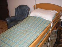 Il letto elettrico è un ausilio importante per chi si trova impossibilitato a svolgere le normali attività e ha bisogno di un letto specifico, robusto e adatto a facilitare la degenza di chi ne fa uso per brevi o lunghi periodi. Letto Ortopedico Per Anziani E Disabili Pistoia Toscana