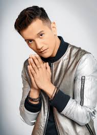Bueno sarah geronimo'nun viyana konserinde destek sanatçı olarak yer almıştır. So Klingt Der Esc Song Vincent Bueno Uber Amen Weniger Ist Mehr Krone At