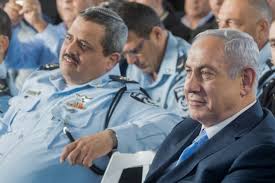 בניגוד לנחקר שעשוי להיות עבריין, לא משנה מאיפה, לאיש ציבור יש צורך לתחזק את מעמדו, ולכן הוא לא שותק. Edpq9gs749rblm
