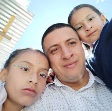 ATENCIÓN Ante la suspensión del servicio por parte de algunas líneas de  buses urbanos que exigen una revisión de la tarifa actual, vehículos  municipales, provinciales, de empresas públicas y privadas se han