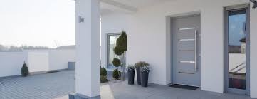 Las puertas de aluminio se pueden instalar sin problemas tanto en espacios interiores como exteriores, gracias a su resistencia y variedad de acabados. Puertas De Aluminio Exterior Metalicas Macrisal