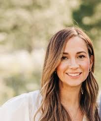 Roxanne Wise's Instagram, Twitter & Facebook