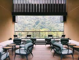 星野最頂級品牌虹夕諾雅的第二間海外據點 就坐落於台灣 的山林之中 過去曾是溫泉勝地的台中谷關 在921地震之後人潮減退而落寞 2019年中 日本星野集團進駐 可以說是成為谷關溫泉區裡最高檔的溫泉旅店 一樣由虹 夕諾雅御用日本建築師東利恵 設計出只 home home