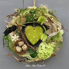 Haltbarer Turkranz Gefertigt Aus Viel Gerankel Und Naturmaterial Haltbar N Basteln Fruhling Ostern Turkranz Fruhling Holzblumen