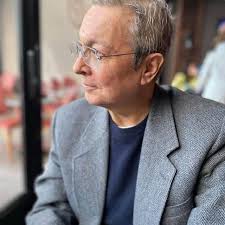 the artist and her art 🖼️