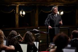 1993 dirigierte muti das erste mal das neujahrskonzert (in nachfolge von kleiber), auch in den jahren 1997, 2000, 2004, 2018 und 2021 übernahm er hier das dirigat. Concerti Archivi Riccardo Muti