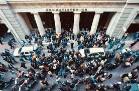 Αν σε κάποιο κανάλι δεν παίζει το live δείτε τις οδηγίες εδω. 20 Xronia Apo Th Xrhmatisthriakh Foyska Toy 1999 Lifo