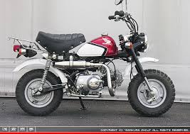 レジャーバイクの王道 ホンダのモンキーは息の長い人気のバイクです それだけにマフラーも様々なカスタムパーツブランドから開発されてきました そこで現在 モンキーのマフラーはどのようなものがあるか 調べてみました 最新のモンキーカスタム事情がわかります