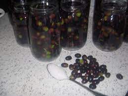 La tradizione vuole che con cura e pazienza si selezionano solo olive ner. Pin Su Conserve