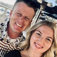 What are some recommended nail salons or artists in the area?