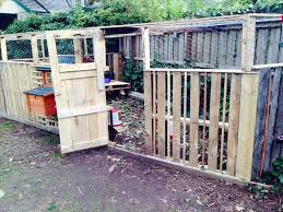 The house itself is already built on this one so you save time. 29 Pallet Chicken Coop Ideas Weekend Friendly Eco Peanut