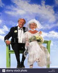 Die traditionelle farbe für brautkleider in europa und der westlichen welt ist weiß. Braut Und Brautigam Senioren Bank Sitzen Lacheln Glucklich Verliebt Sich In Senior Studio Innen Senior Senior Mann Frau Alt Braut Brautkleid Schleier Weisse Bridal Bouquet Frack Zylinder Schwarz Brautigam Hochzeit Heiraten Paar