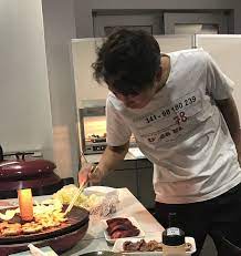 2018 11 19 20 00 嵐の楽屋をのぞいてみると 真剣にジンギスカンを焼くリーダーの姿が そして 海鮮丼とラーメン2杯 リハーサル前にこの量を食べていたのは 翔くん 楽屋でも北海道を満喫していました 嵐 5x20 ケータリング 札幌 ジンギスカン 海鮮丼 ラ