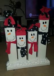 Cute And Easy Snowman Family Made From A 2x4 Board Xmas Crafts Christmas Crafts Diy Christmas Decorations Easy