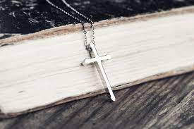 What does the bible say about wearing a cross. Is It Okay To Wear A Cross