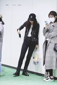 Netizens Turn To Red Velvet S Seulgi For Stylish Fall Winter Outfit Inspirations Red Velvet Seulgi Velvet Clothes Korean Airport Fashion