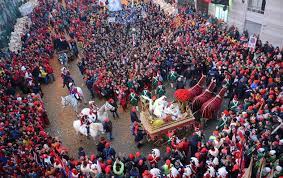 La battaglia delle arance ma il momento più atteso è naturalmente la b attaglia delle arance, che ha luogo nella piazza del centro, appositamente attrezzata con delle reti di protezione per permettere ai turisti di poter guardare senza rischi. Il Carnevale Di Ivrea 2020 E La Battaglia Delle Arance Storia E Curiosita Di Un Evento