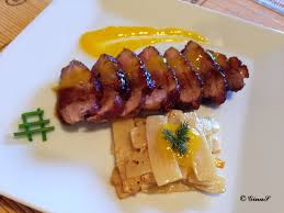 Desfacem pielea de pe piept cu mana. Piept Si Pulpe De Rata Caramelizate Cu Bambus Si Sos De Portocale Sa Gatim Cu Gina