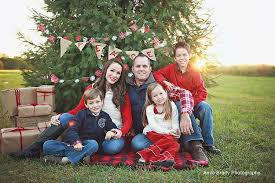Outdoor Christmas Tree Family Shoot Family Christmas Pictures Christmas Family Photos Christmas Photoshoot