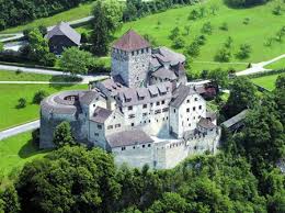 The castle gave its name to the town of vaduz, the capital of liechtenstein, which it overlooks from an adjacent hilltop. Neujahrsempfang Auf Schloss Vaduz Liechtenstein