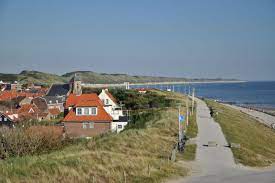 Duinhotel zomerlust zoutelande bietet eine angenehme unterkunft an der _riviera_ zeelands. Umgebung Hotel Zomerlust Zoutelande Zeeland Strandvakantie
