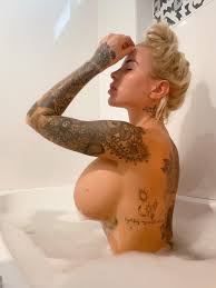 thumbs.pro : sideboobvsunderboob:Jessica Weaver