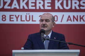 Ancak, fethullah gülen'in yanında bulunan fotoğraftaki kişinin i̇çişleri bakanı süleyman soylu olduğu iddiası doğru değil. Turkey Interior Minister Says Us Behind 2016 Failed Coup Middle East Monitor