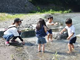 関東地方の梅雨入り時期のデータを見ると 最も早い梅雨入りは、1963年の5月6日頃 で、 最も遅い梅雨入りは、1967年と2007年の6月22日頃 でした。 Z2kyz R5eodsgm