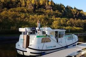 Classique, terrasse et flying bridge avec un pilotage intérieur et un à l'extérieur. Houseboat Penichette 1020 Locaboat 00 For Rent Ireland Boataround