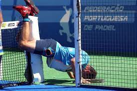 O campo é retangular, totalmente fechado, tem 10 metros de largura por 20 de comprimento e uma rede no meio. 7 Regras Basicas De Padel Para Comecar A Jogar Padel Pro