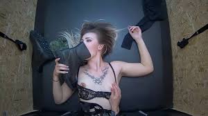 Sklavin Elke shows her submission to her dom