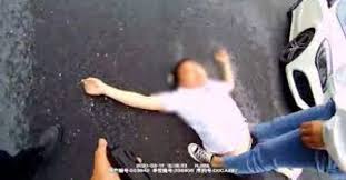 Boot adalah bahagian dimana kita simpan barang. Gaduh Punya Pasal Lelaki Jatuh Terlentang Atas Jalan Selepas Panjat Bonet Kereta Dipandu Kekasih Sebagai Protes