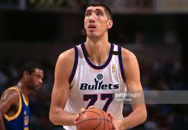 Dibandingkan sepak bola yang membutuhkan 22 orang dan lapangan yang luas, bola basket umumnya hanya membutuhkan 10 pemain dan lapangan yang lebih kecil agar permainan bisa berlangsung. 5 Pebasket Yang Miliki Badan Tertinggi Dalam Sejarah Nba Okezone Sports