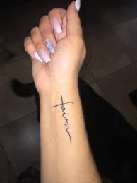 Eines der häufigsten kleinen tätowierungen für reisende mit bedeutung ist ein flugzeug, das reisen symbolisiert. Pin On Small Tattoos