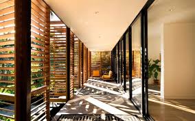 Une Maison D Architecte De Verre Et De Bois Entouree De Palmiers Planete Deco A Homes World Maison Architecte Maison Architecture Tropicale