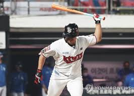 이후 선발진이 연이어 이탈하자 선발 로테이션에 합류했다. Kt ê°•ë°±í˜¸ê°€ ë°©ë§ì´ì™€ í—¬ë©§ì„ ì§'ì–´ë˜ì§„ ì´ìœ  ìˆ˜ì›ì—ì„œ