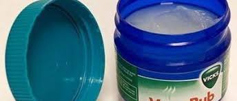 Faites fondre 1 à 2 cuillères à café dans un bol d'eau chaude (non bouillante) et respirez la vapeur par le nez ou la bouche pendant. Oubliez Le Cou La Poitrine Le Nez Voici Ou Mettre La Pommade Vicks Vaporub Pour Qu Elle Soit Le Plus Efficace Lorsque Vous Ou Votre Enfant Etes Malades Sudinfo Be