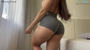 Punheta Guiada! Morena provando shorts de academia pedindo muito leite no  cuzinho