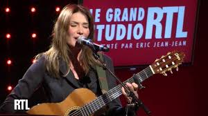 Dans les bagnoles, aux batignolles à istanbul, avenue du roule sur un atoll ou dans la foule on est là où l'on peut a notre dame, au bord du drame a. Carla Bruni Chez Keith Et Anita En Live Dans Le Grand Studio Rtl Rtl Rtl Youtube