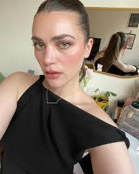 Elise Clay's Instagram, Twitter & Facebook